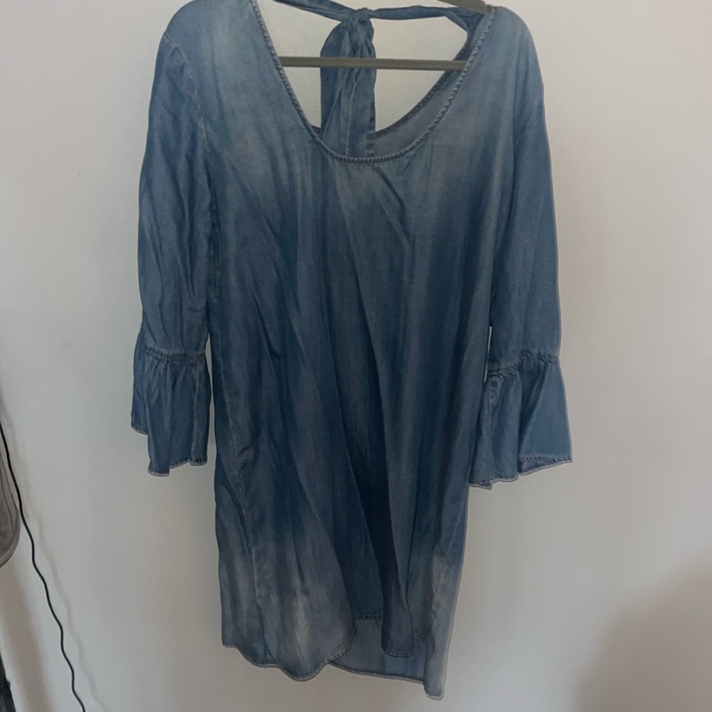 Barely worn, denim dress with fun sleeves!! Size L
